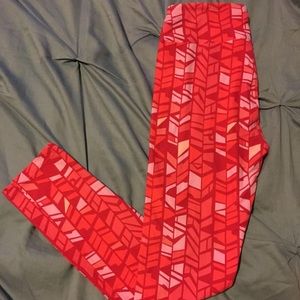 Lularoe OS pink herringbone leggings.